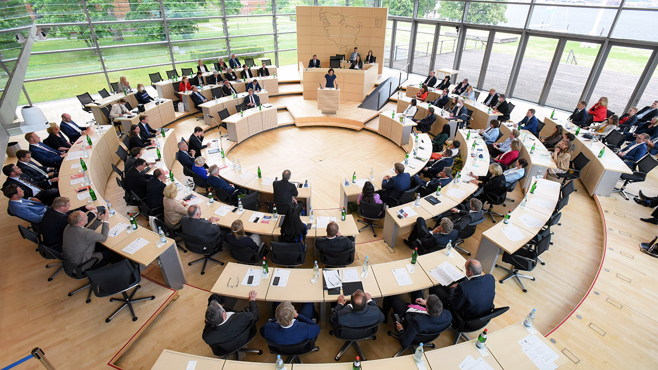 Konstituierende Sitzung Saalblick Der schleswig-holsteinische Landtag tagt bei seiner konstituierenden Sitzung.